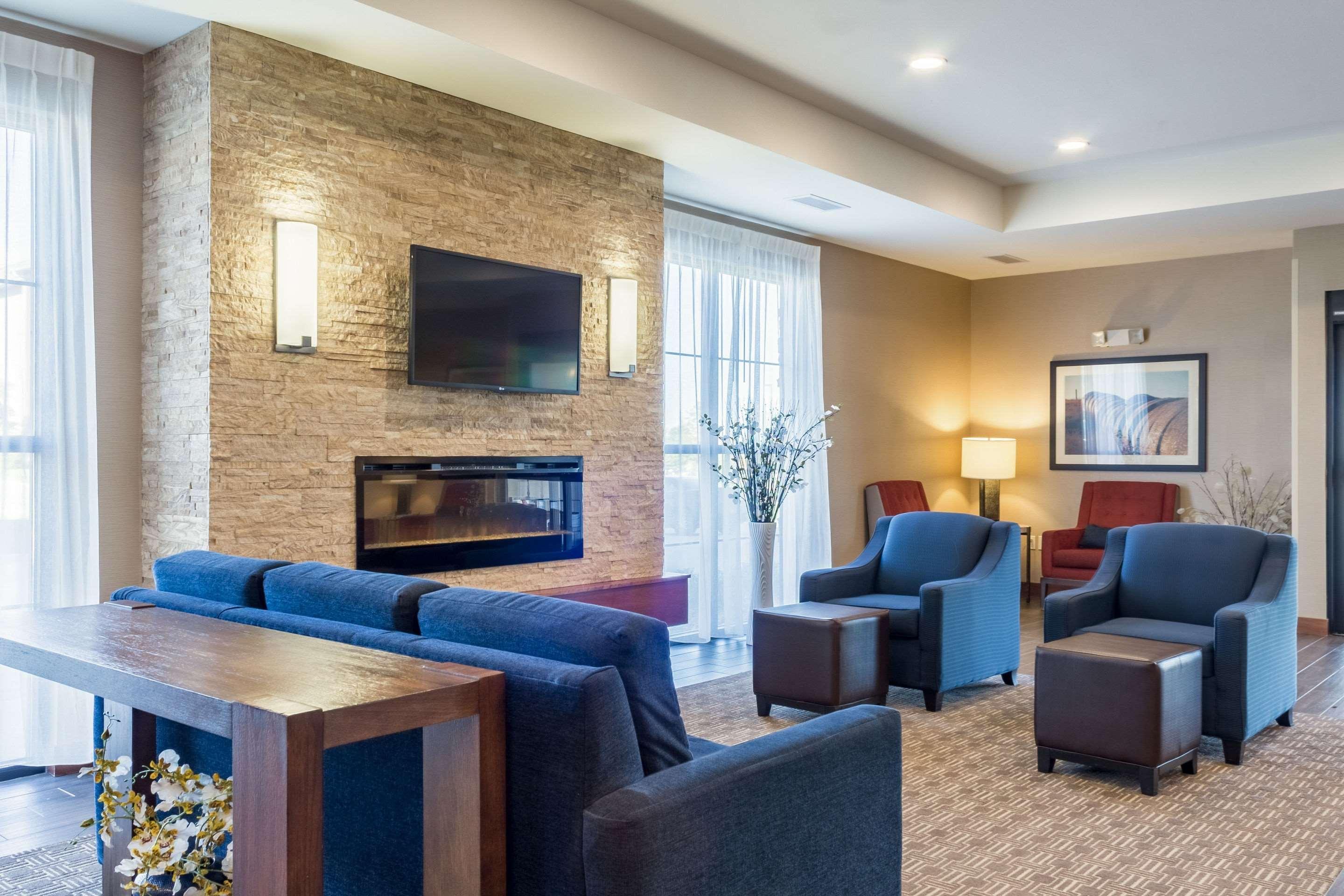 Comfort Inn & Suites Avera Southwest Сиукс Фолс Екстериор снимка