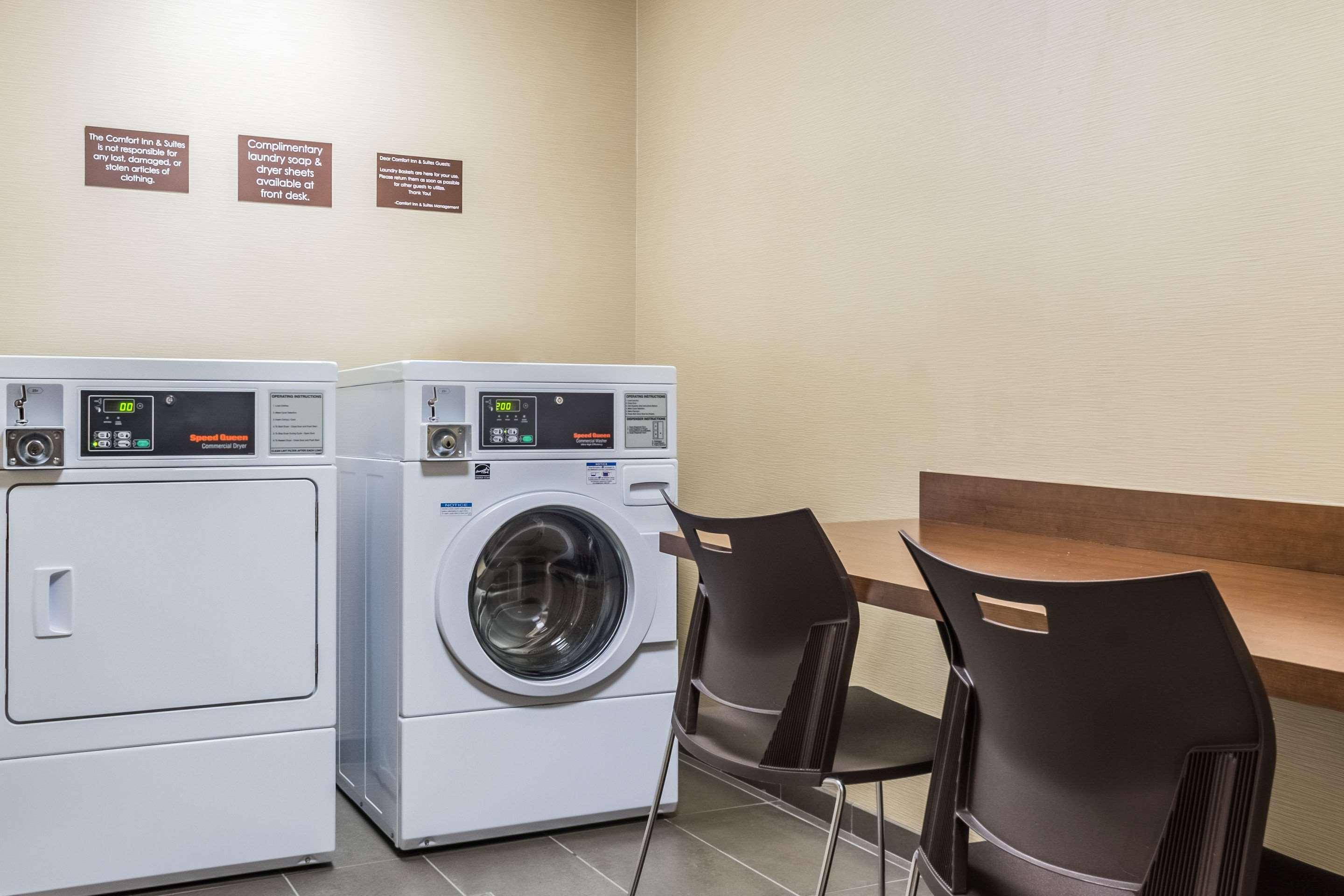Comfort Inn & Suites Avera Southwest Сиукс Фолс Екстериор снимка